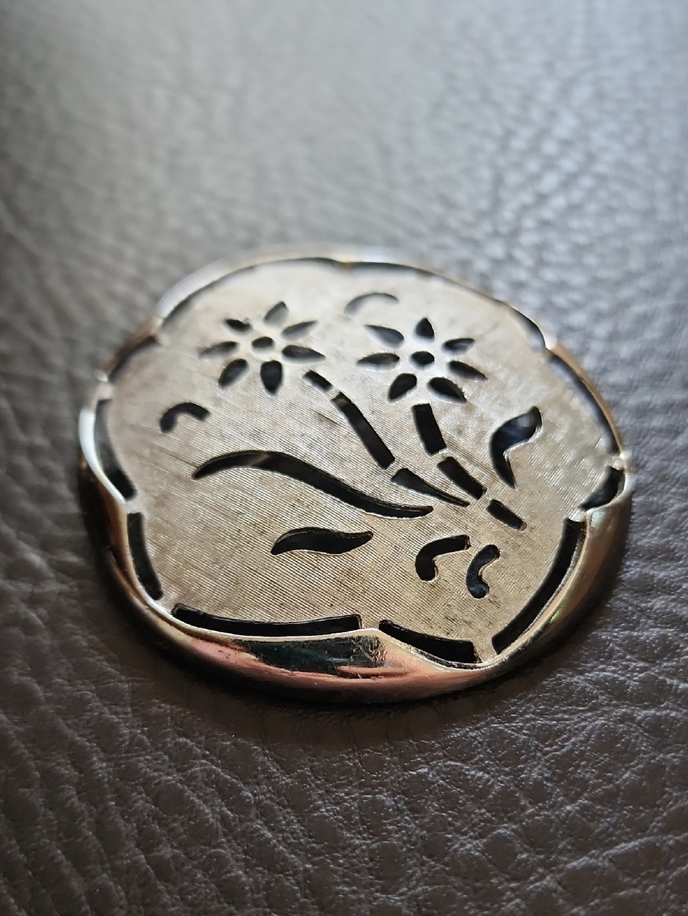 VTG Sarah Coventry Silver Floral Round Decorative Brooch